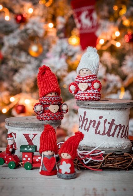 Foto pequeños gnomos lindos en el fondo del árbol de navidad