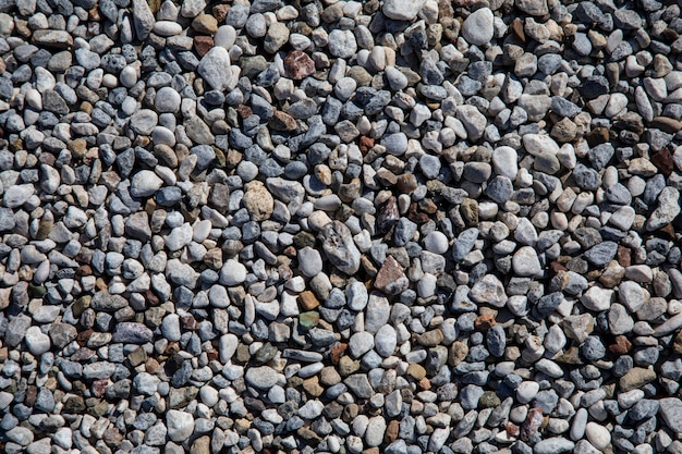 Pequeños guijarros en el fondo de la playa