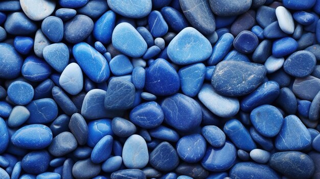 Pequeños guijarros de roca azul pulidos naturalmente en el fondo