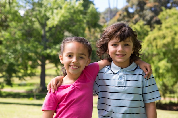 Pequeños hermanos sonriendo a la cámara