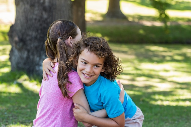 Foto pequeños hermanos sonriendo a la cámara