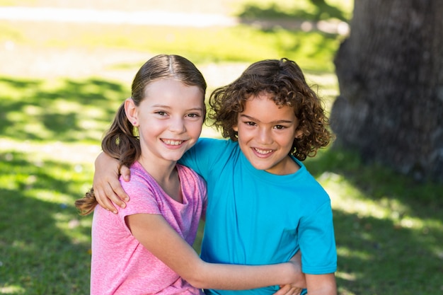 Foto pequeños hermanos sonriendo a la cámara