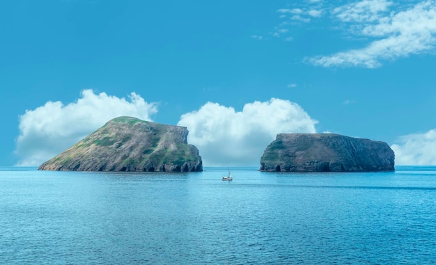 Pequeños islotes cerca de la isla Terceira Azores llamados Ilheus das Cabras