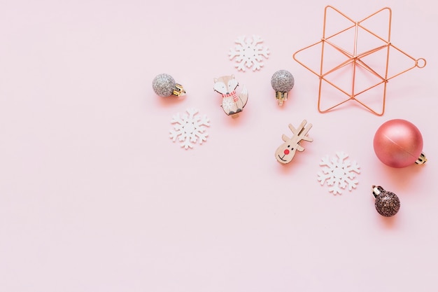 Foto pequeños juguetes navideños en mesa.