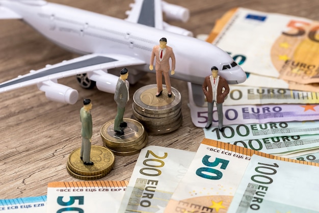 Pequeños juguetes que la gente encuentra en monedas de euro, cerca del euro y del avión