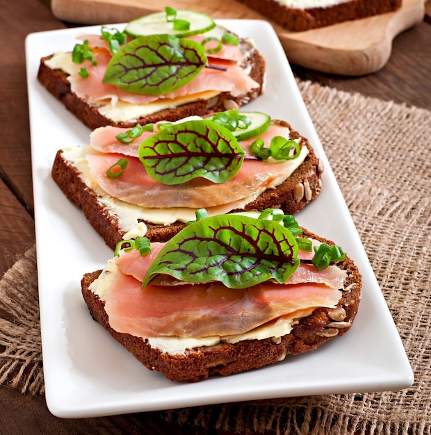 Pequenos lanches sanduíches com salmão salgado