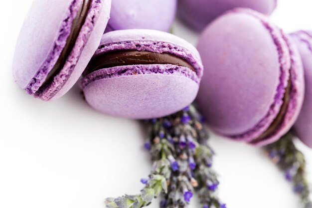 Pequeños macarons franceses de colores gourmet con sabor a lavanda.