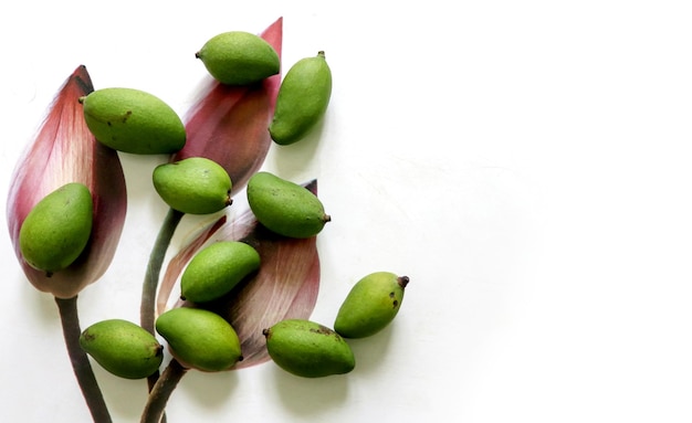 Pequeños mangos verdes sobre una mesa de madera