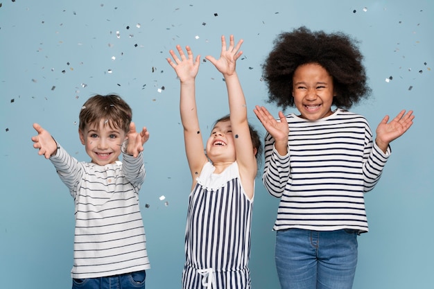 Foto pequeños mejores amigos felices celebrando