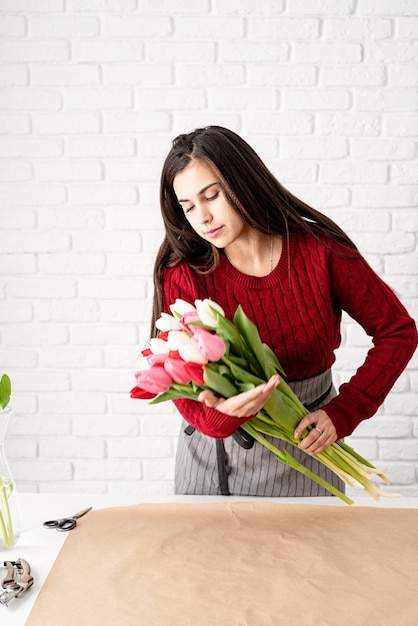 Pequeños negocios. Floreria mujer haciendo un ramo de tulipanes coloridos frescos