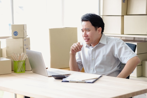 Pequenos negócios pme, homens muito felizes trabalhando olhando ordem on-line no laptop