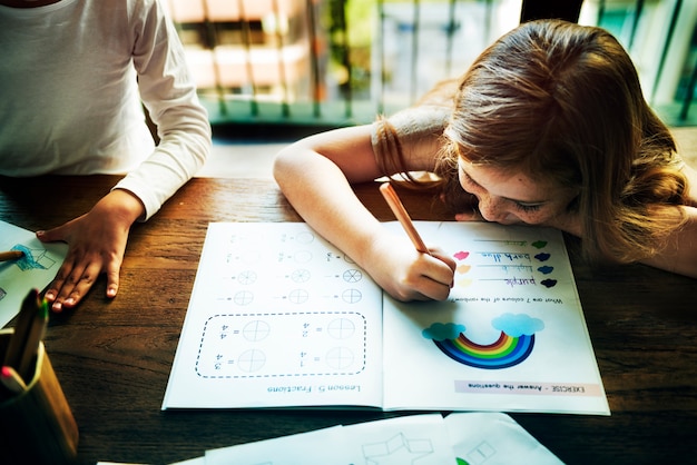 Pequeños niños en edad preescolar que escriben el concepto de la actividad