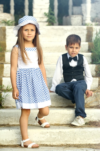 Pequeños niños románticos en las escaleras.