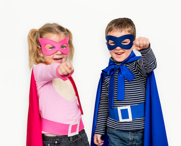 Pequeños niños vistiendo superhéroe gesto de la mano feliz