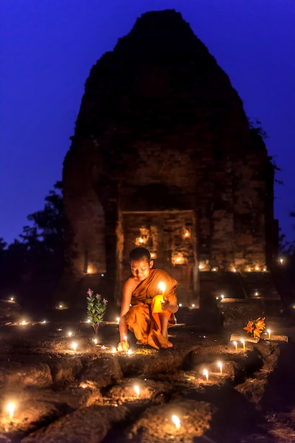 Pequeños novatos están encendiendo velas El área alrededor de Phra That everyda