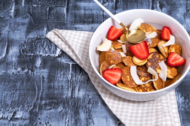 Pequeños panqueques de cereales con fresa