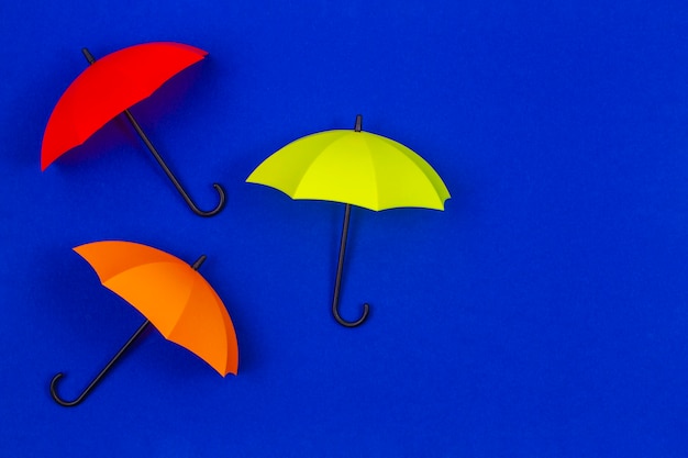 Foto pequeños paraguas de colores en color azul