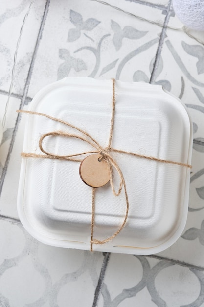 Pequeños pasteles bento como regalo de año nuevo. Tartas estilo coreano en caja para una persona.