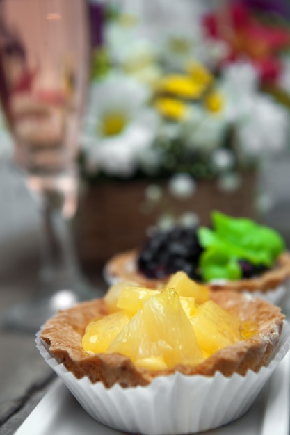 Pequeños pasteles con piña en plato blanco.