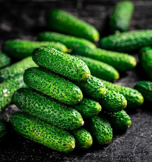 Pequeños pepinos maduros sobre la mesa