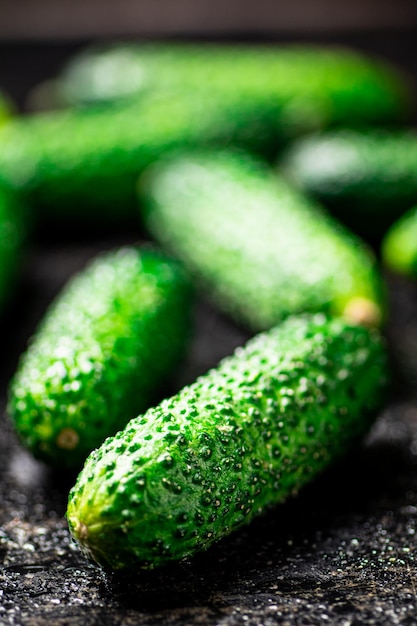 Pequeños pepinos maduros sobre la mesa