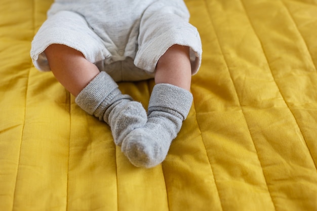 Pequeños pies de un bebé recién nacido en calcetines. El primer mes de vida de un bebé.