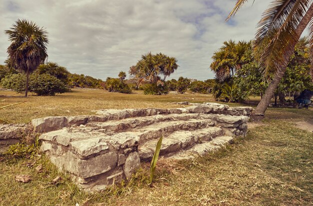 Foto pequeños pisos de algunos edificios que datan de la civilización maya en tulum en méxico.