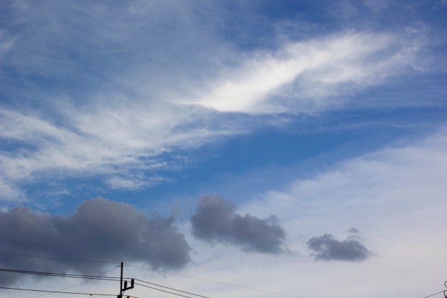 Pequeños postes eléctricos y gran cielo.