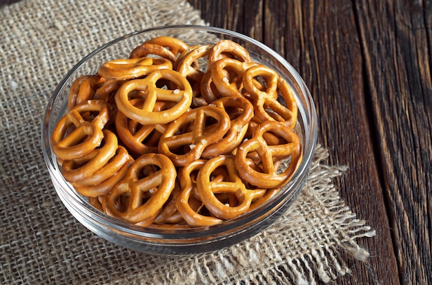 Pequeños pretzels salados en un tazón de vidrio.