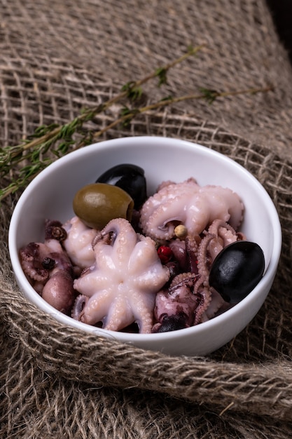 Pequeños pulpos pequeños cocidos en adobo. Comida mediterránea para una dieta sana.