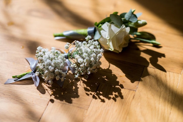 Pequeños ramos de boda en hermosas luces