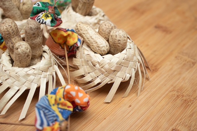 Pequeños sombreros de paja rellenos de maní con decoraciones de fiesta junina brasileña