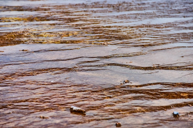 Pequenos terraços com água caindo sobre eles nas nascentes de Yellowstone