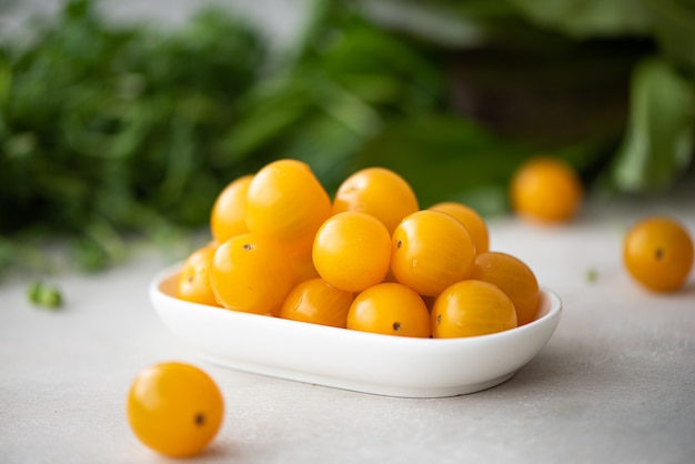 Pequenos tomates cereja amarelos em um prato branco