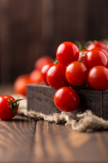 Pequenos tomates cereja vermelhos. Tomate cereja em um galho