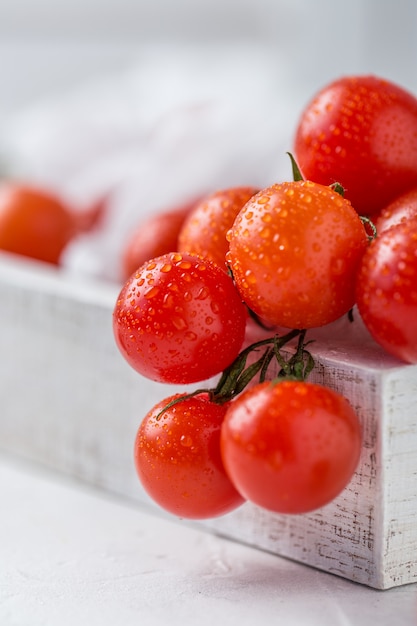 Pequenos tomates cereja vermelhos