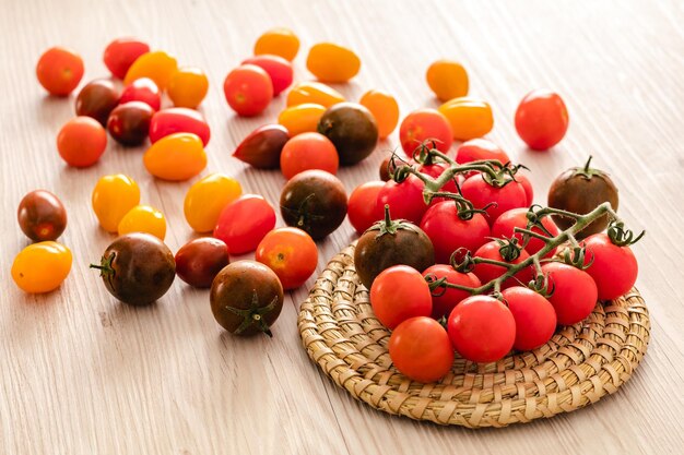 Pequeños tomates de cereza roja en un fondo rústico