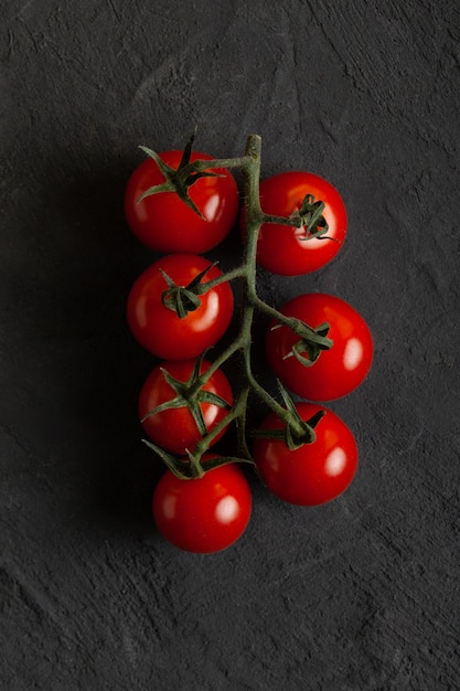 Pequeños tomates cherry rojos sobre hormigón