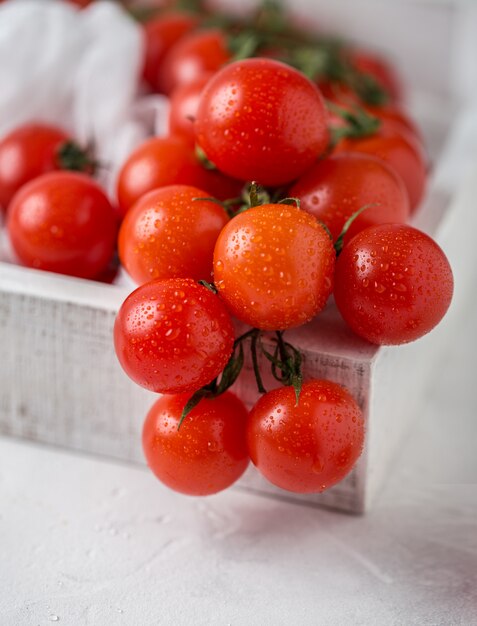 Pequeños tomates cherry rojos