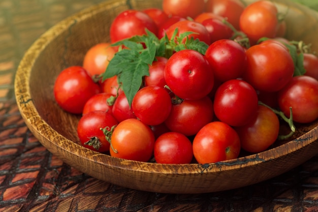 Pequeños tomates frescos en un bol. Tomates cherry en el bol