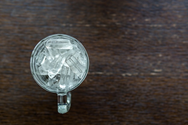 Pequeños trozos de hielo que se encuentran en un vaso de agua.