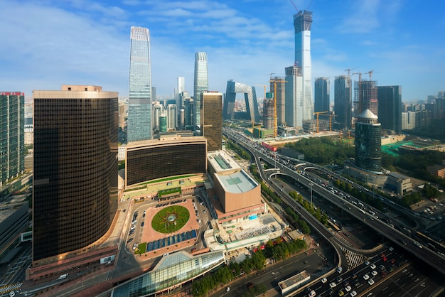 Pequim, China skyline moderna do distrito financeiro em um bom dia com céu azul