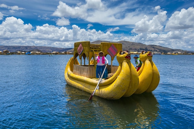 PERÚ 11 DE MAYO DE 2015 Mujeres no identificadas con vestidos tradicionales dan la bienvenida a los turistas en la isla de los Uros