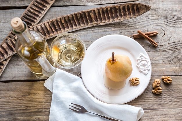 Pêra escaldada em vinho branco na mesa de madeira