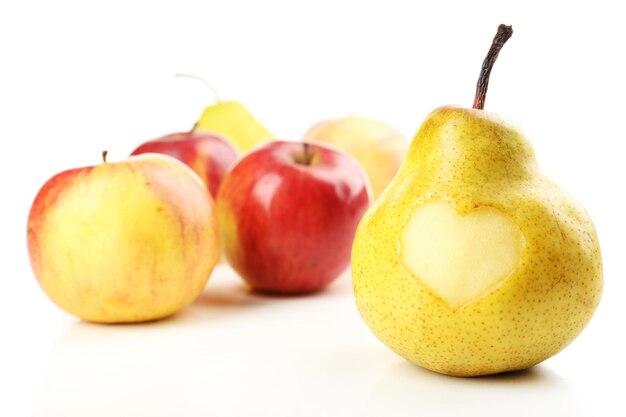 Pera madura y manzana con corazón aislado en blanco