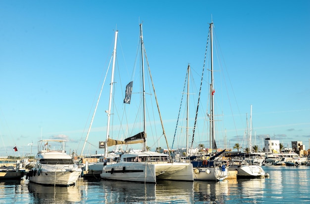 Pera en el puerto deportivo de la isla de Formentera en yates y barcos Casas hoteles y palmeras en España