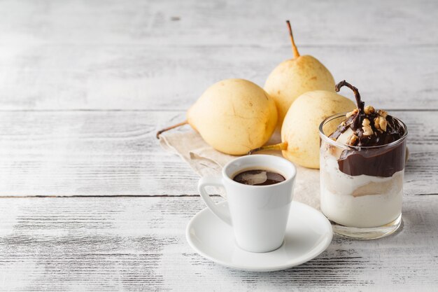 Pera con salsa de chocolate sobre una mesa blanca