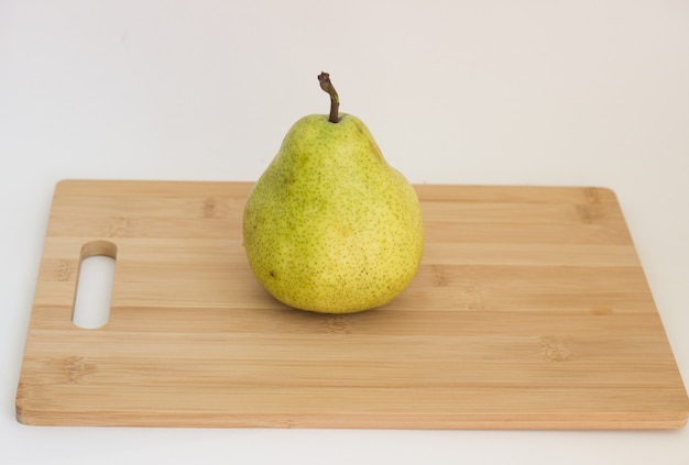 pera en una tabla de madera