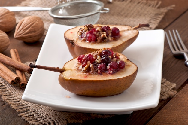 Peras al horno con arándanos, miel y nueces