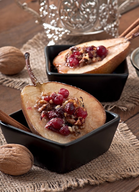 Peras al horno con arándanos, miel y nueces